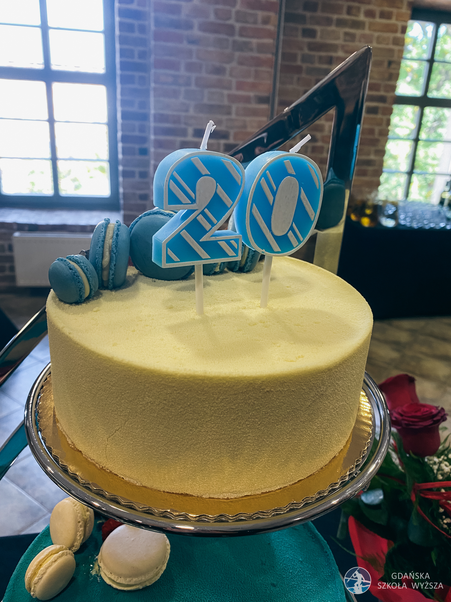 zdjęcie tortu okolicznościowego z dwoma świeczkami: "2" i "0"
